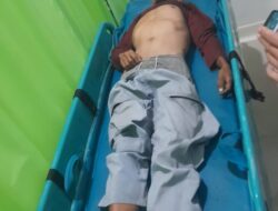 Polsek Siborongborong EvakuasiSeorang Pemuda Tergelatak di Pinggir Jalan ke Rumah Sakit