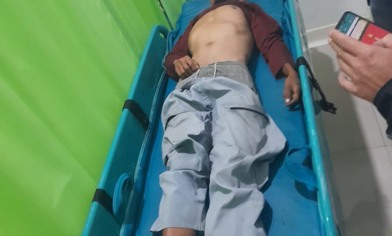 Polsek Siborongborong EvakuasiSeorang Pemuda Tergelatak di Pinggir Jalan ke Rumah Sakit