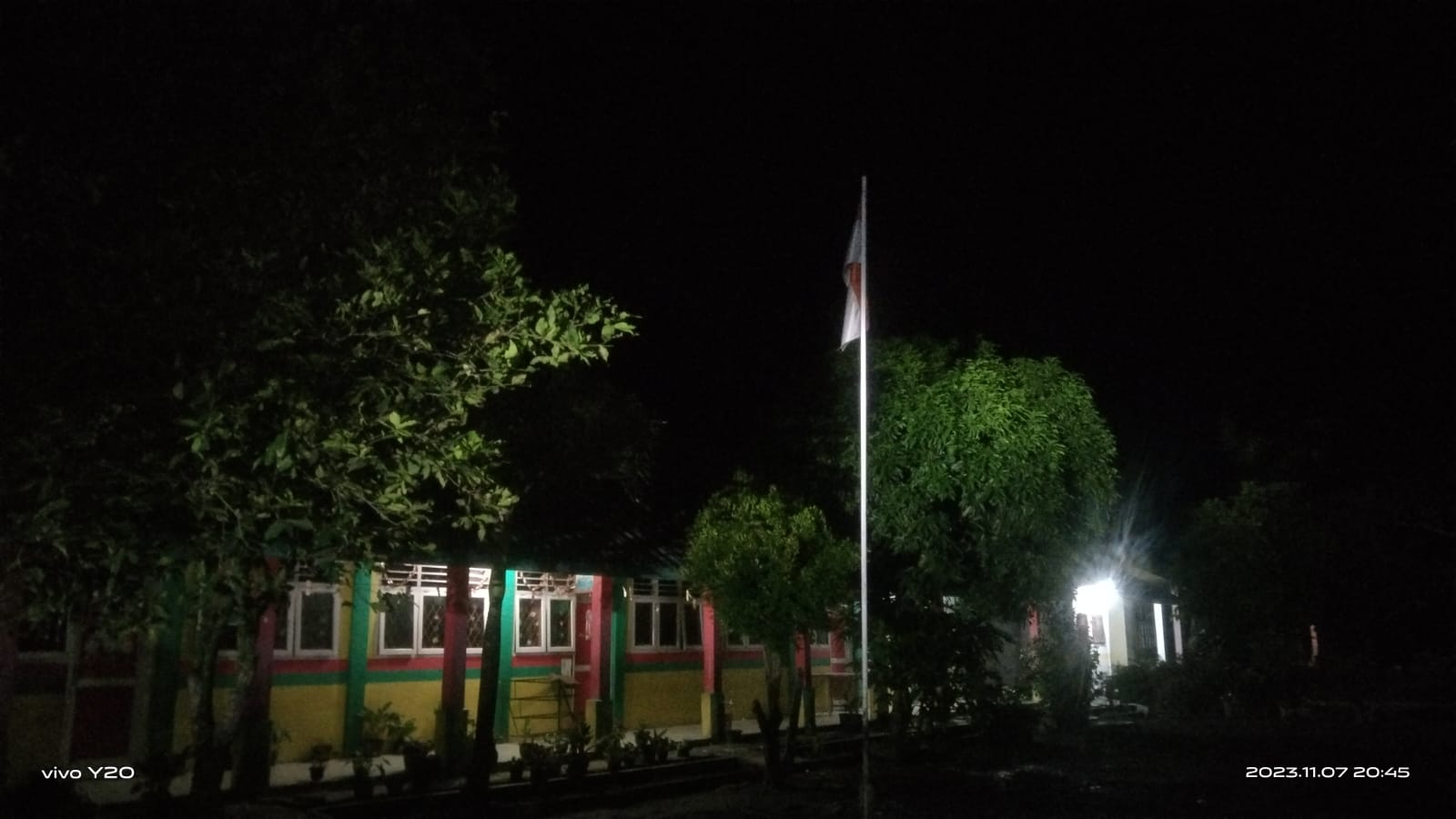 Bendera Merah Putih Di SDN 014645 Pulau Maria Tak Diturunkan Meski Sudah Malam