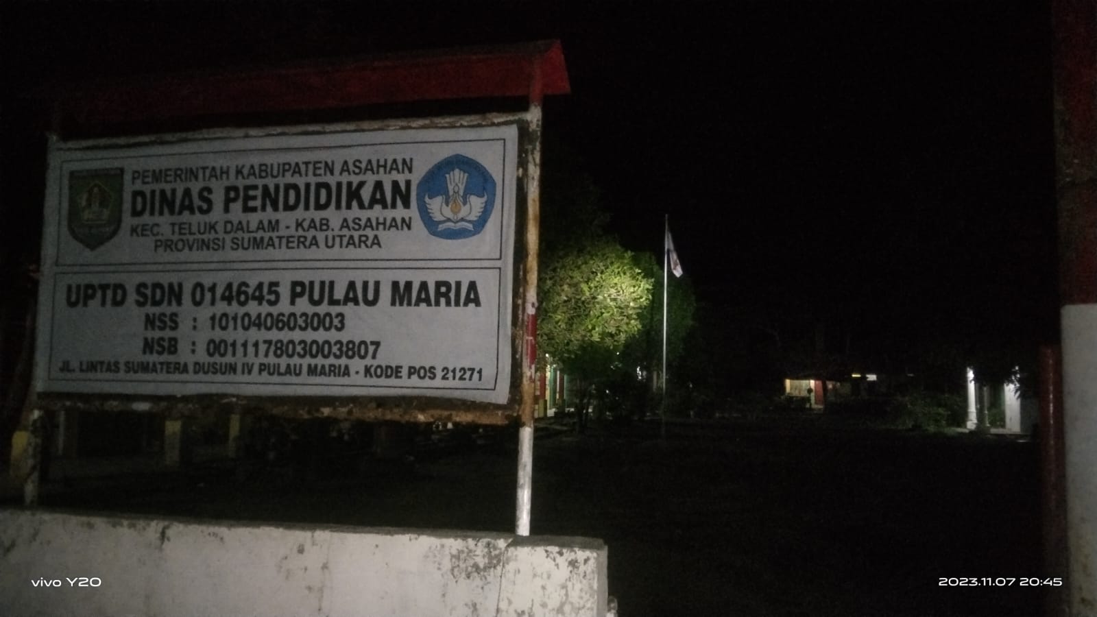 Bendera Merah Putih Di SDN 014645 Pulau Maria Tak Diturunkan Meski Sudah Malam 2 Bendera Merah Putih Di SDN 014645 Pulau Maria Tak Diturunkan Meski Sudah Malam