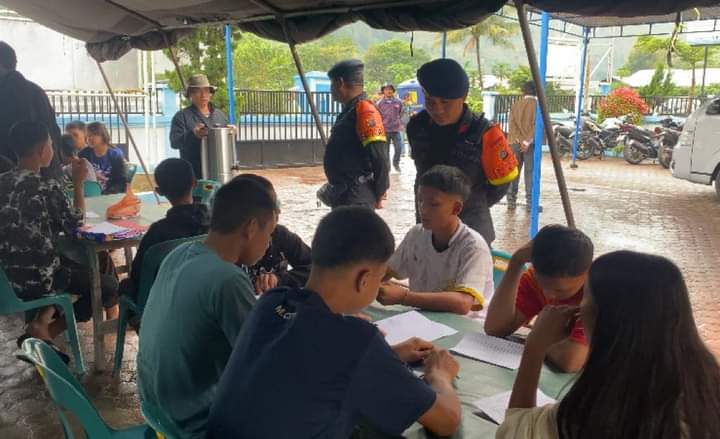 Polda Sumut Dirikan Tenda Serba Guna Bantu Anak-Anak Korban Longsor Humbahas Ujian Semester