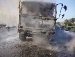 Truk Terbakar di Tol Dalam Kota, Isi Muatan Ludes Terbakar