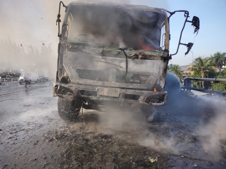 Truk Terbakar di Tol Dalam Kota, Isi Muatan Ludes Terbakar