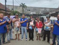Pewarta Salurkan Sembako Untuk Pengemudi Betor Dan Juru Parkir