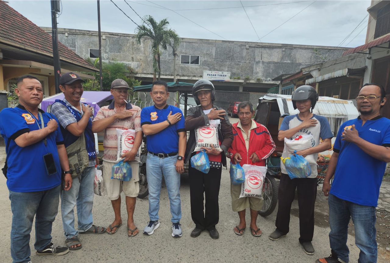 Pewarta Salurkan Sembako Untuk Pengemudi Betor Dan Juru Parkir