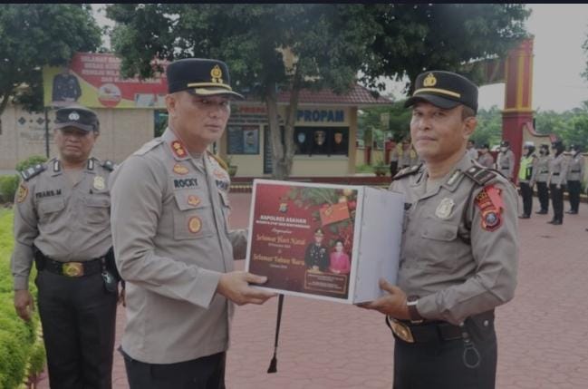 Kapolres Asahan Serahkan Paket Natal Untuk Personel 