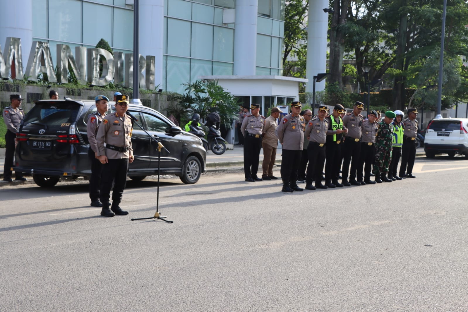 Kapolrestabes Medan Pimpin Apel Pengamanan Malam Tahun Baru