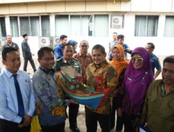 Bupati Sergai Serahkan Perahu Bantuan Untuk Nelayan