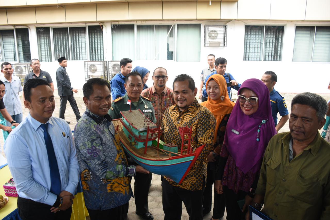 Bupati Sergai Serahkan Perahu Bantuan Untuk Nelayan