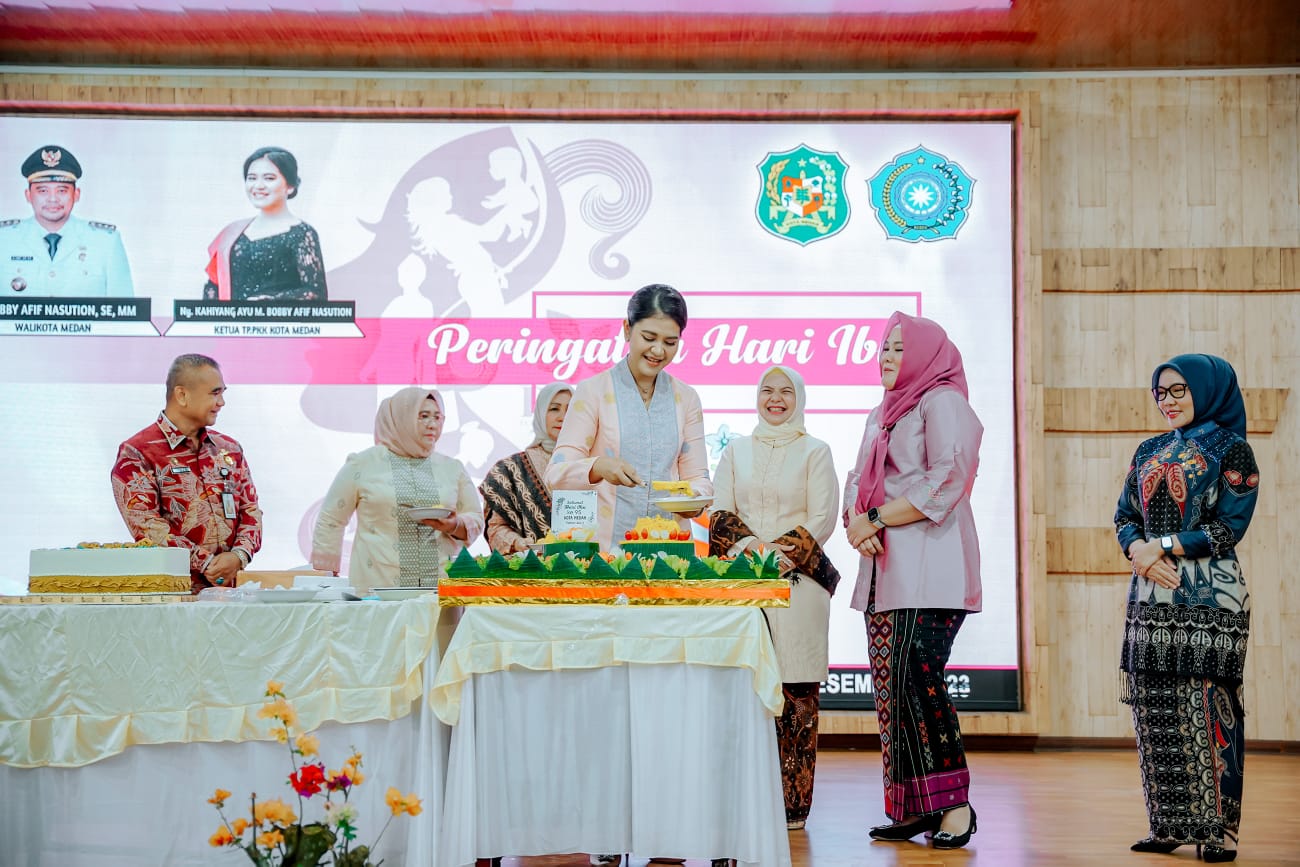 Peringatan Hari Ibu Ke-95 Di Medan Ditandai Pemotongan Tumpeng