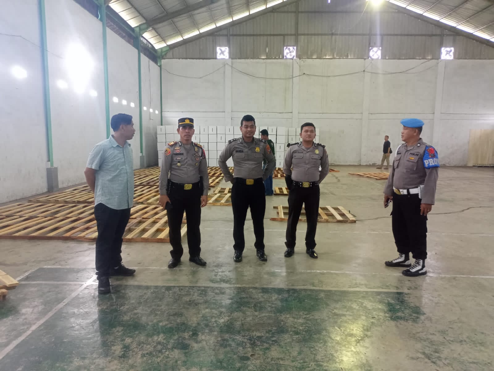 Polsek Perbaungan Laksanakan Piket Jaga Logistik Pemilu 2024