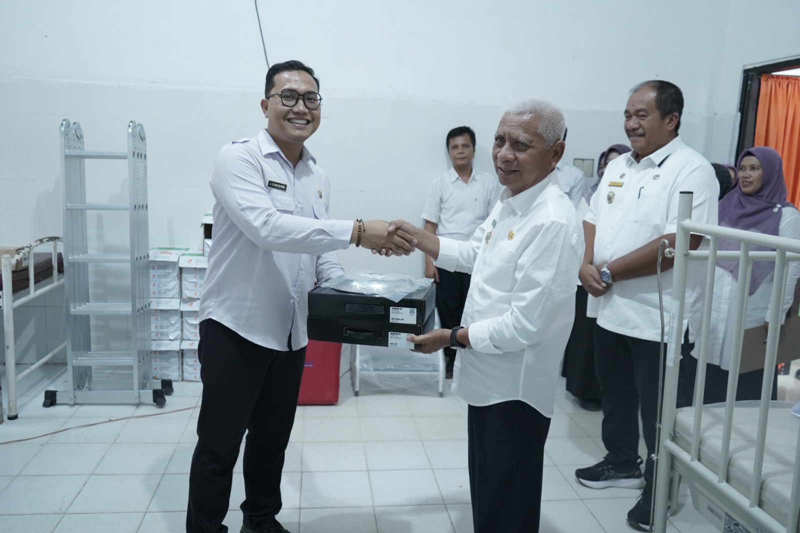 Bupati Asahan Serahkan Alkes Untuk Puskesmas