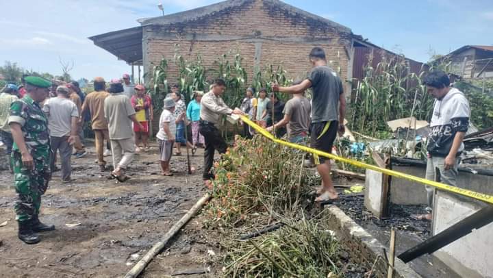 Polsek Barusjahe Bantu Padamkan Kebakaran di Desa Barus Julu Karo