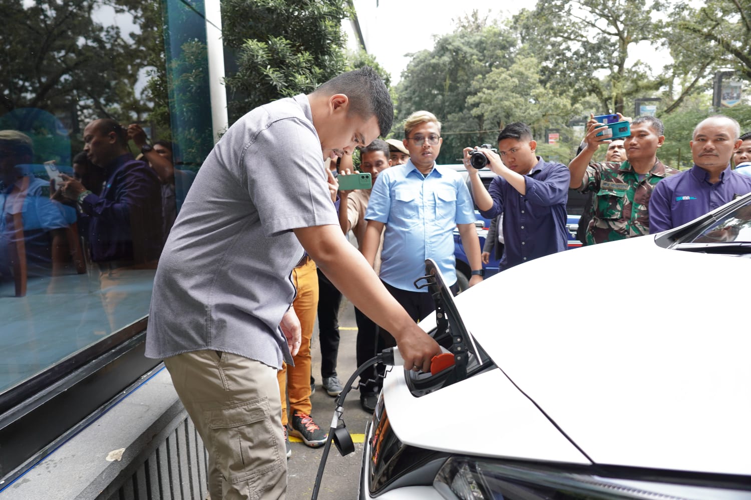 Wali Kota Medan Luncurkan EV Charging Station di Hotel Le Polonia