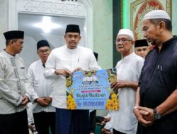 Safari Subuh Perdana 2024, Wali Kota Medan Salurkan Sejumlah Bantuan