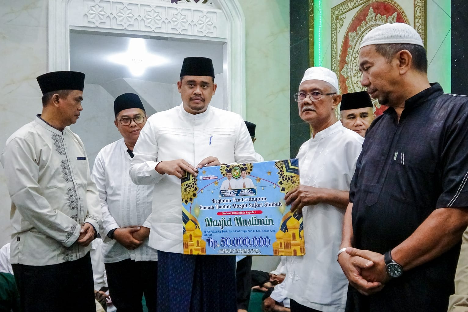 Safari Subuh Perdana 2024, Wali Kota Medan Salurkan Sejumlah Bantuan