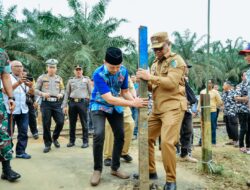 Pj Bupati Batu Bara Cabut Portal di Area Perlintasan KA Mekar Baru