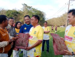 Bupati Sergai Serahkan Bingkisan kepada Lima Petugas PPL