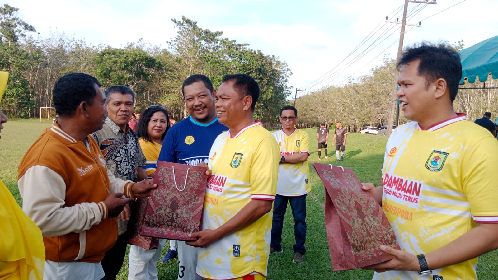 Bupati Sergai Serahkan Bingkisan kepada Lima Petugas PPL