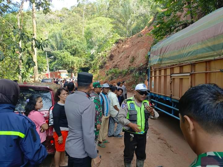 Polda Sumut, TNI, BPBD dan Masyarakat Berhasil Evakuasi Material Longsor Tutupi Jalan Lintas Tarutung-Sibolga