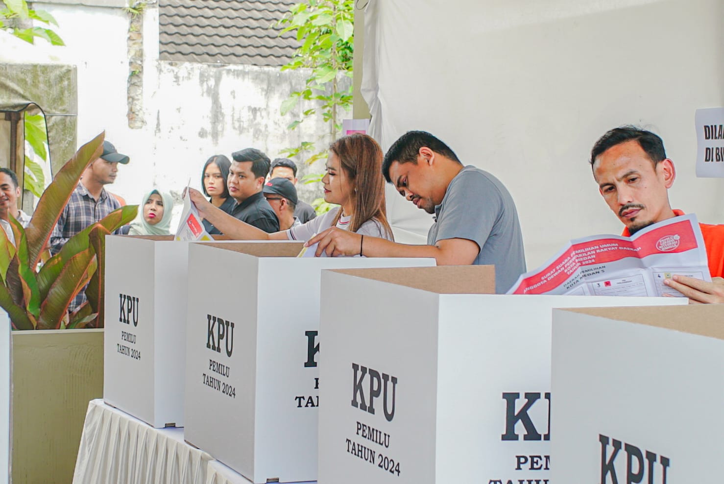 Wali Kota dan Ketua PKK Medan Nyoblos di TPS 34 Kompleks Tasbi