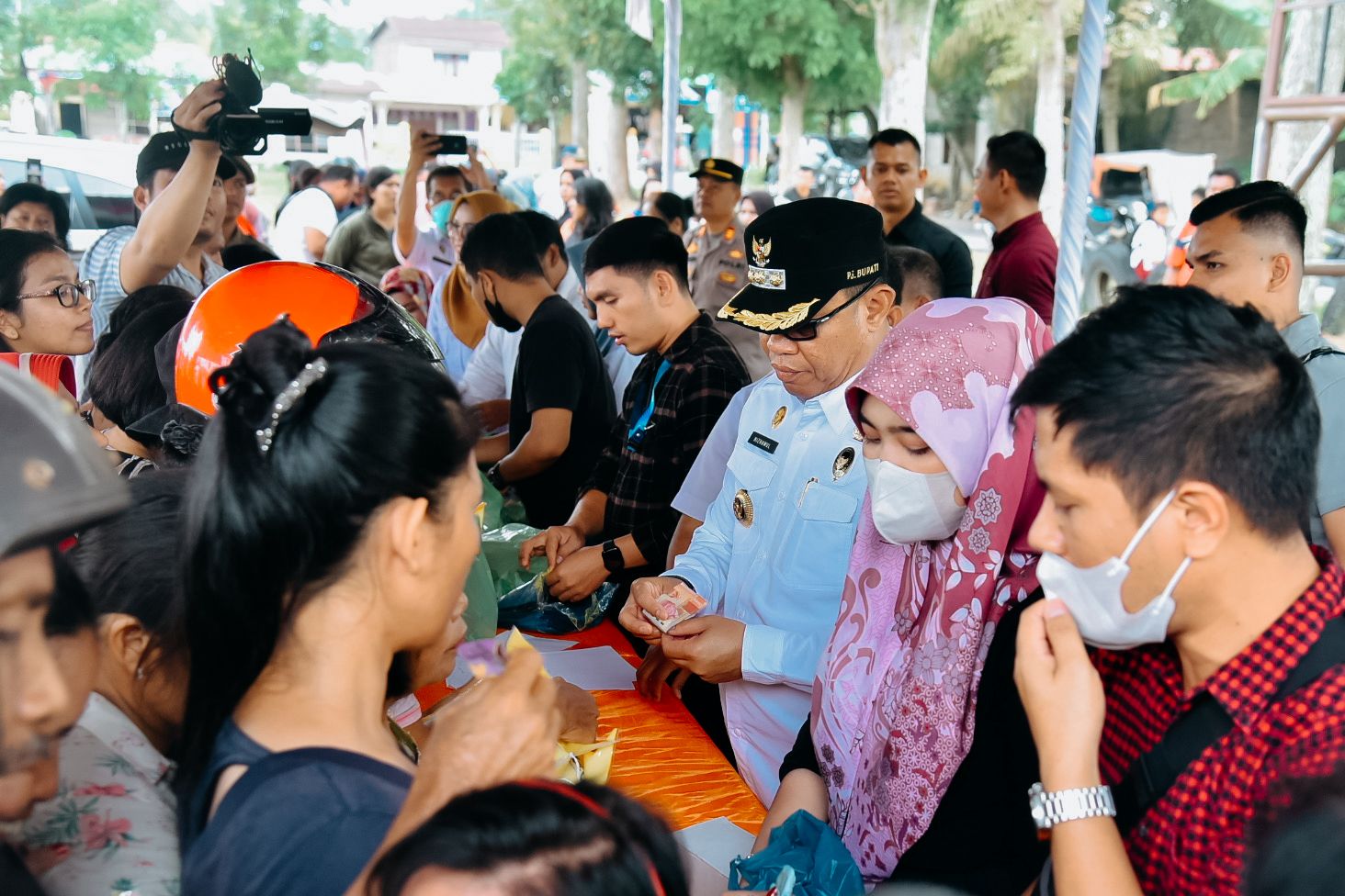 Pj Bupati Batu Bara "Jualan" Sembako di Pasar Murah