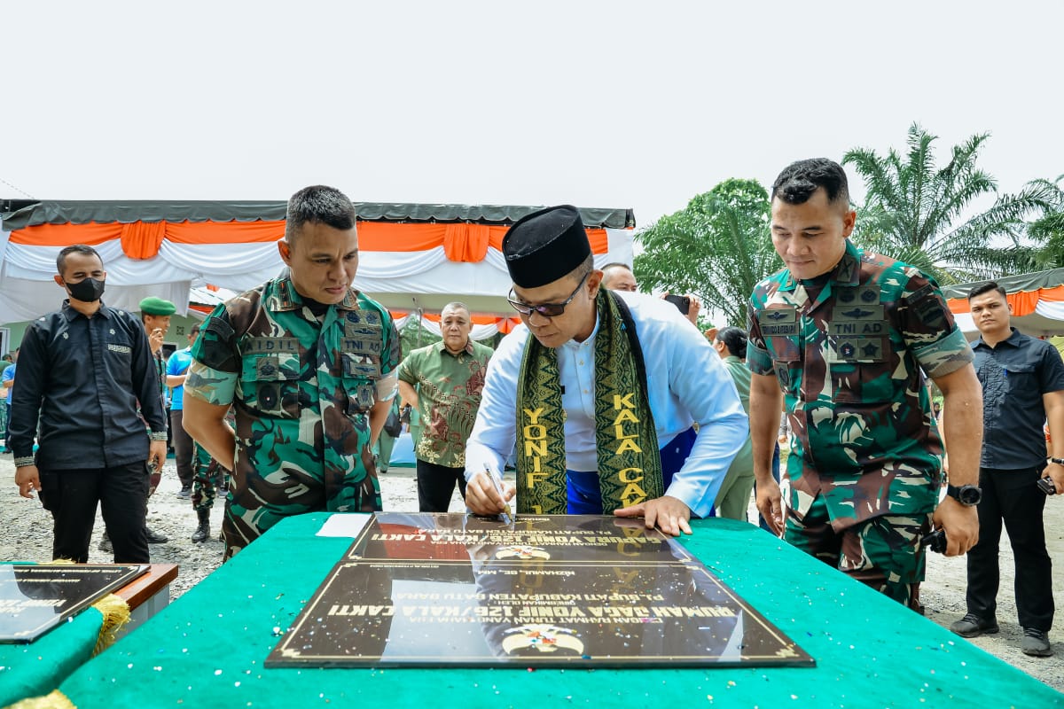 Pj Bupati Batu Bara Teken Prasasti Peresmian Gapura dan Rumah Jaga Yonif 126/KC