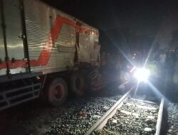Kereta Api Hantam Truk Tronton, Begini Kondisi Supirnya