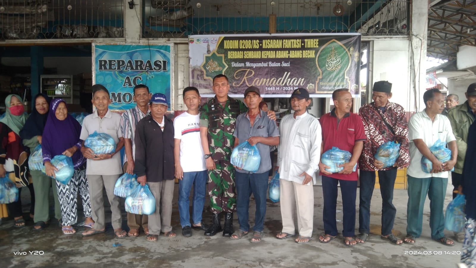 Dandim dan Pemilik Karaoke Berbagi Sembako ke Tukang Becak