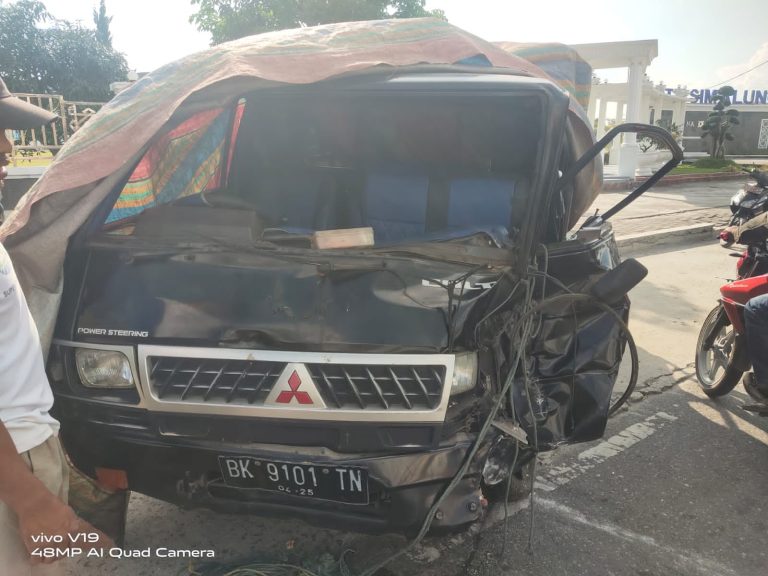 Sat Lantas Polres Simalungun Bantu Evakuasi Korban Kecelakaan Tunggal