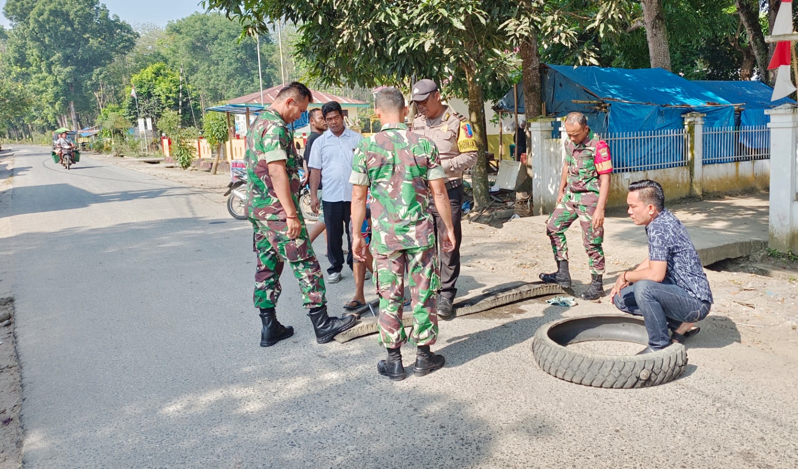 Cegah Lakalantas, Polisi dan TNI Pasang Speed Bump