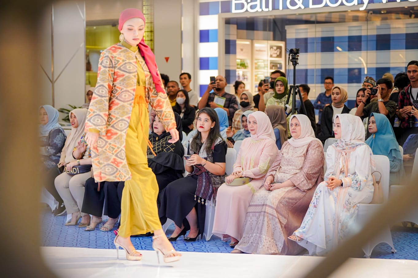 Kahiyang Ayu Saksikan Medan Raya Fashion Week