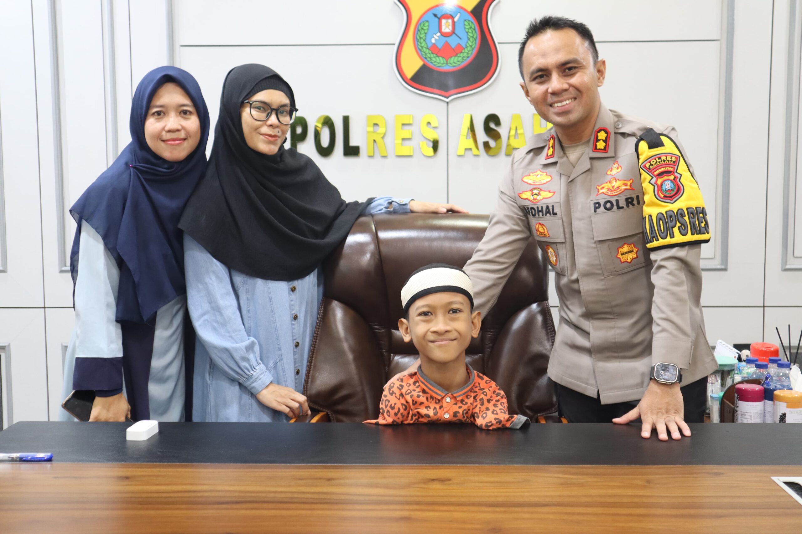 Hafiz Cilik Tegar Setiawan dan Ibunya Temui Kapolres Asahan