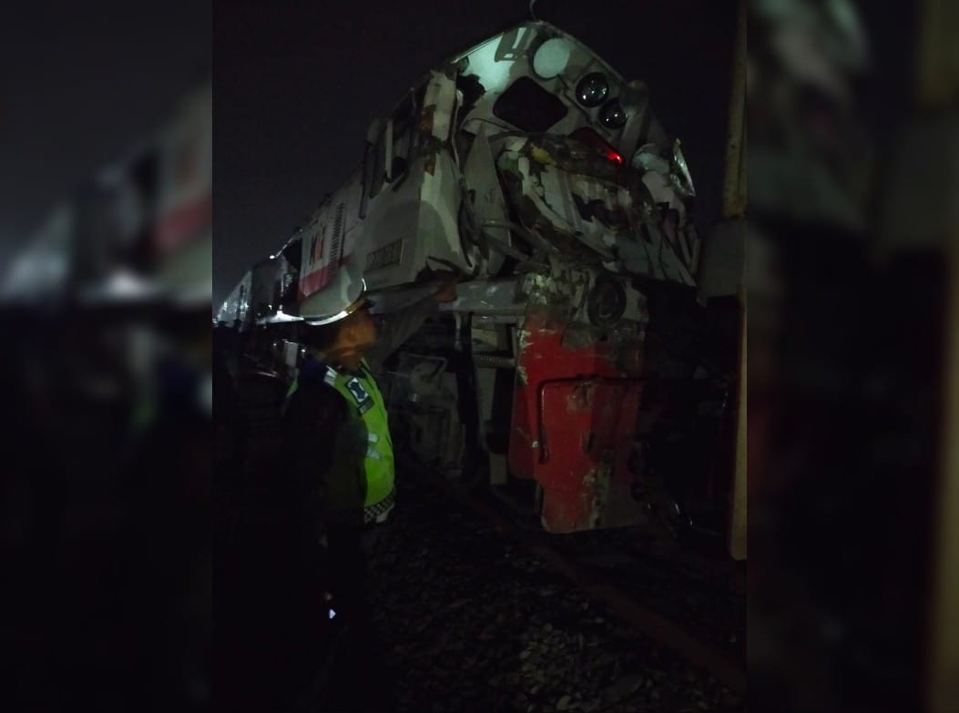 Video Detik-Detik Kereta Api Tabrak Tronton di Sergai Viral