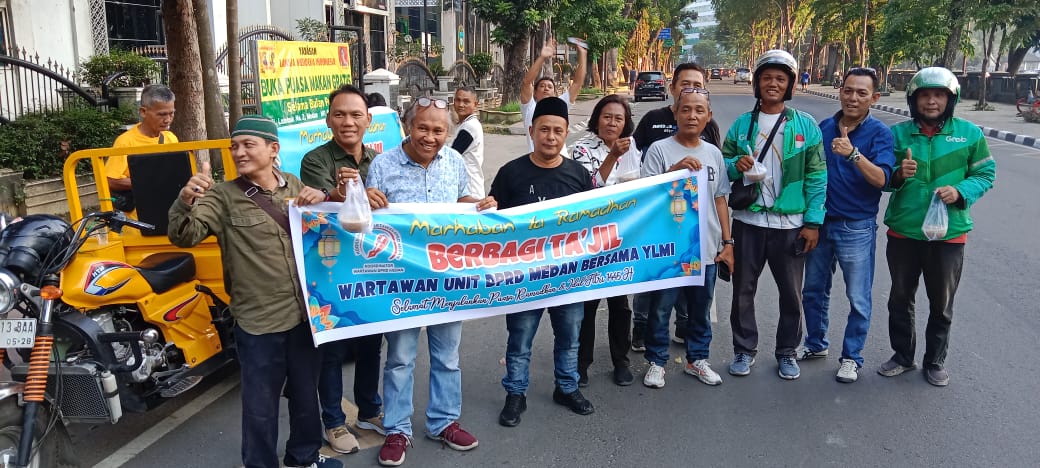 Wartawan Unit DPRD Medan dan YLMI Berbagi Takjil