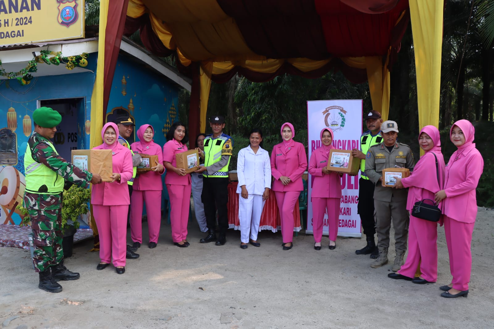Polres Sergai Bersama Bhayangkari Bagikan Bingkisan untuk Petugas Pos Pam dan Pos Yan