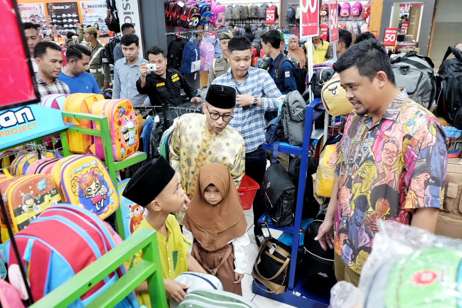 Wali Kota Medan Bersama 500 Anak Yatim Belanja Perlengkapan Lebaran