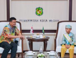 Wali Kota Medan Berikan Hadiah Umroh untuk Keluarga Gibran