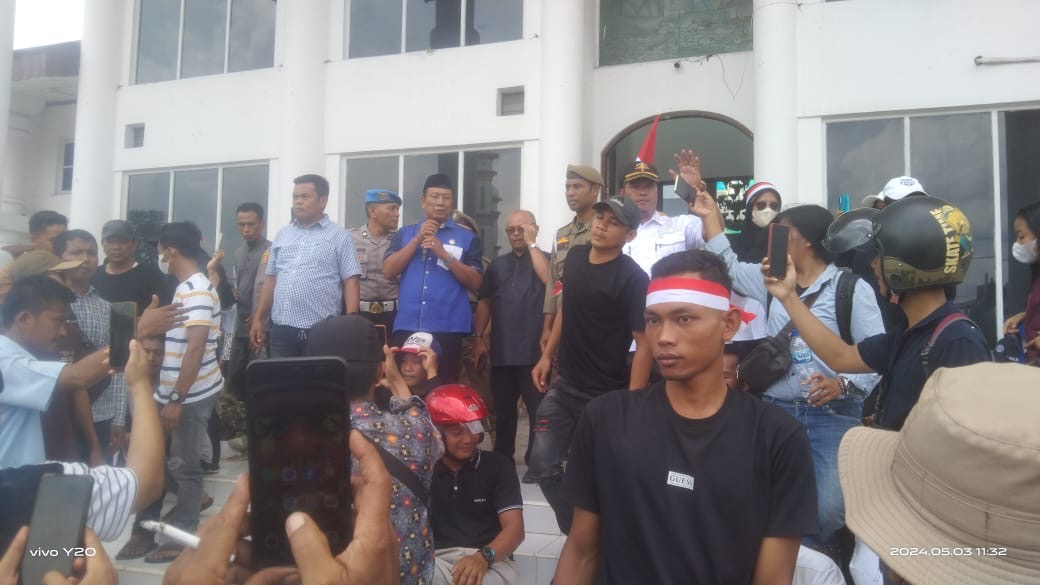 Warga Air Joman Unjuk Rasa Minta Pemerintah Perbaiki Jalan Rusak 1 Warga Air Joman Unjuk Rasa Minta Pemerintah Perbaiki Jalan Rusak