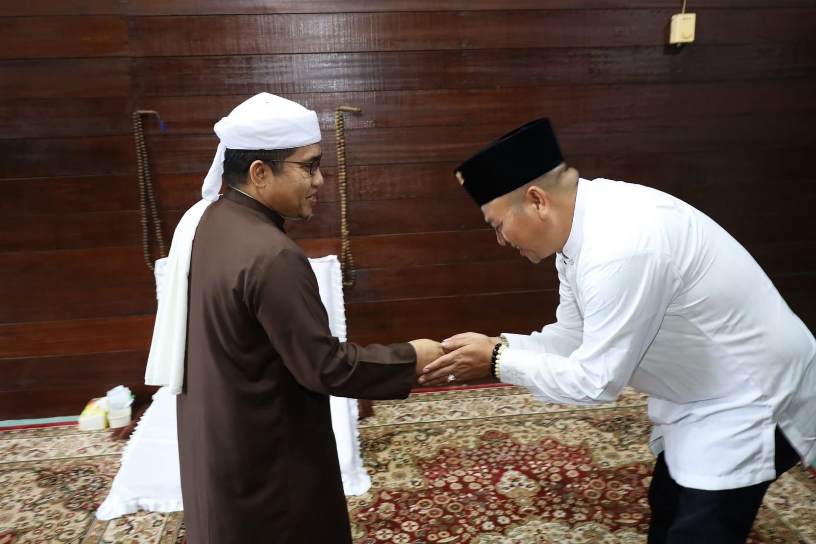 Tuan Guru Besilam Berikan Amalan Khusus untuk Nikson Nababan 1 Tuan Guru Besilam Berikan Amalan Khusus untuk Nikson Nababan