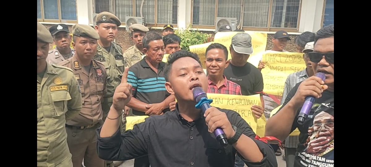 Unjuk Rasa Tuntut Hutang Proyek Pemkab Batu Bara: Massa dan Petugas Nyaris Baku Hantam