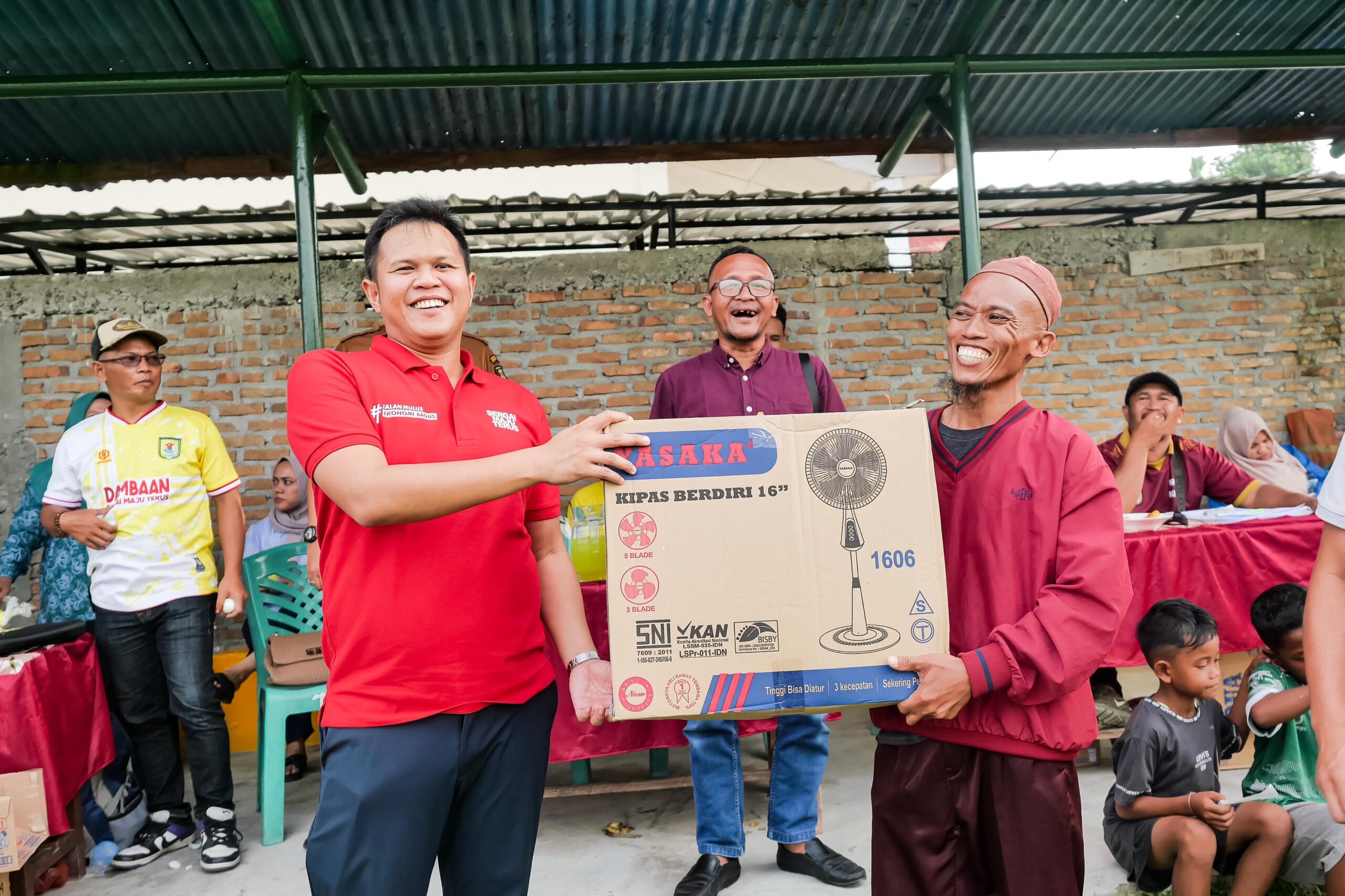 Pertandingan Sepak Bola di Sergai: Dua Pedagang Dapat Hadiah Lucky Draw