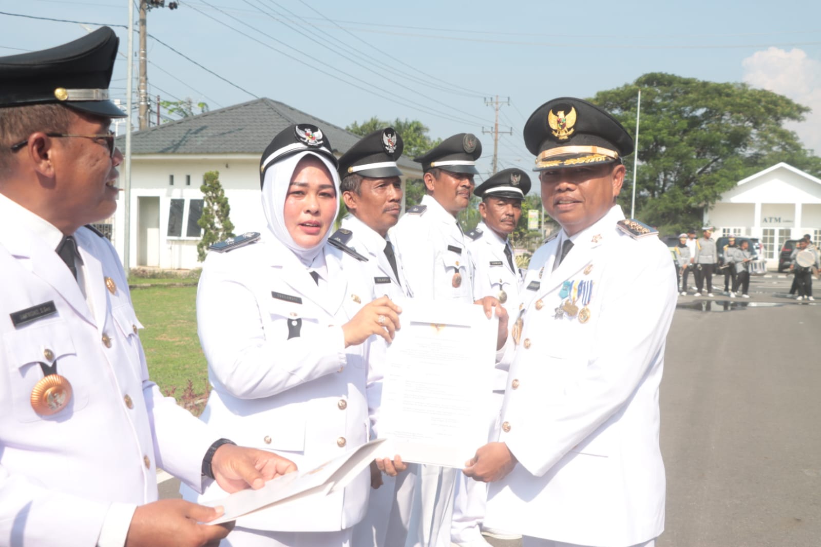 Bupati Sergai Serahkan SK Perpanjangan Masa Jabatan Kades