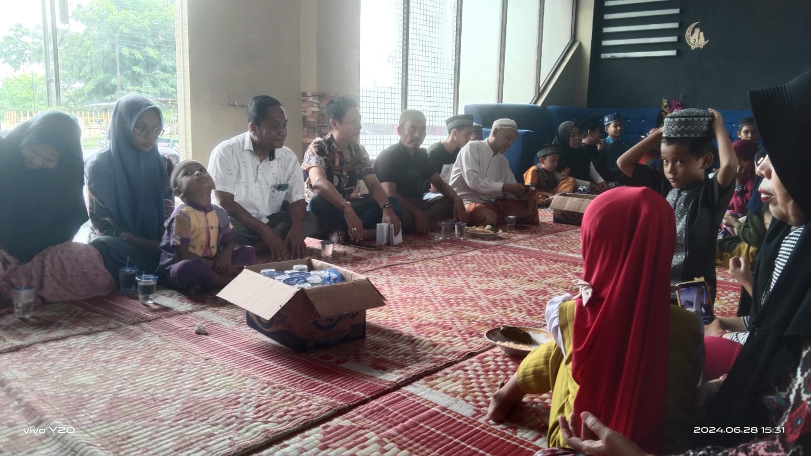 Pengusaha Karaoke Three Berbagi Sembako kepada Tukang Becak dan Anak Yatim