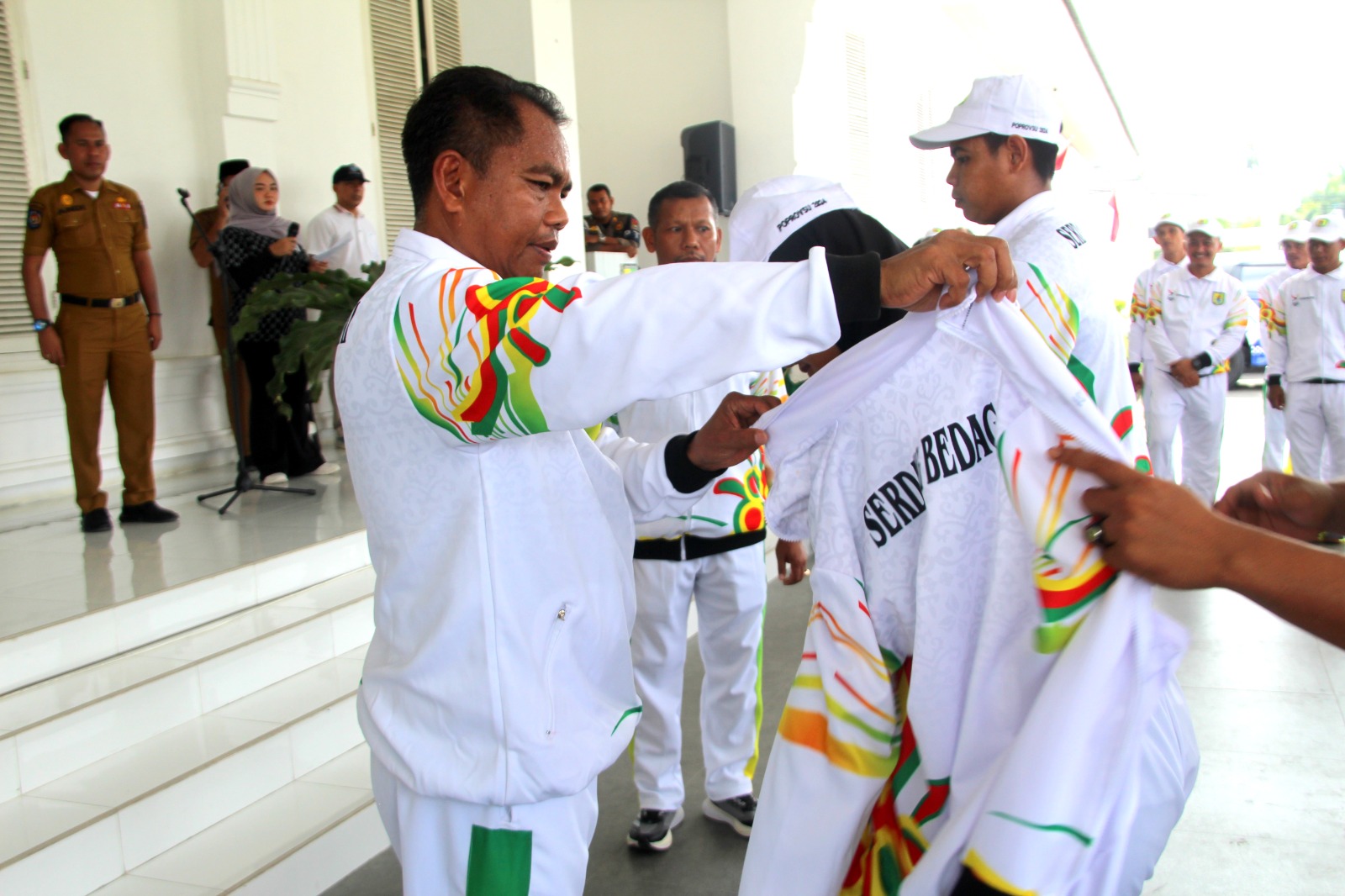 Lepas Kontingen Sergai ke POPPROVSU, Bupati Ingatkan Soal Sportivitas
