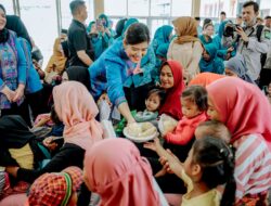Atasi Stunting di Medan Marelan, Kahiyang Ayu Beri Makanan Tambahan 34 Anak Stunting