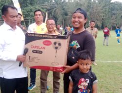 Nonton Semifinal, Warga Dolok Masihul Dapat Kipas Angin dari Bupati