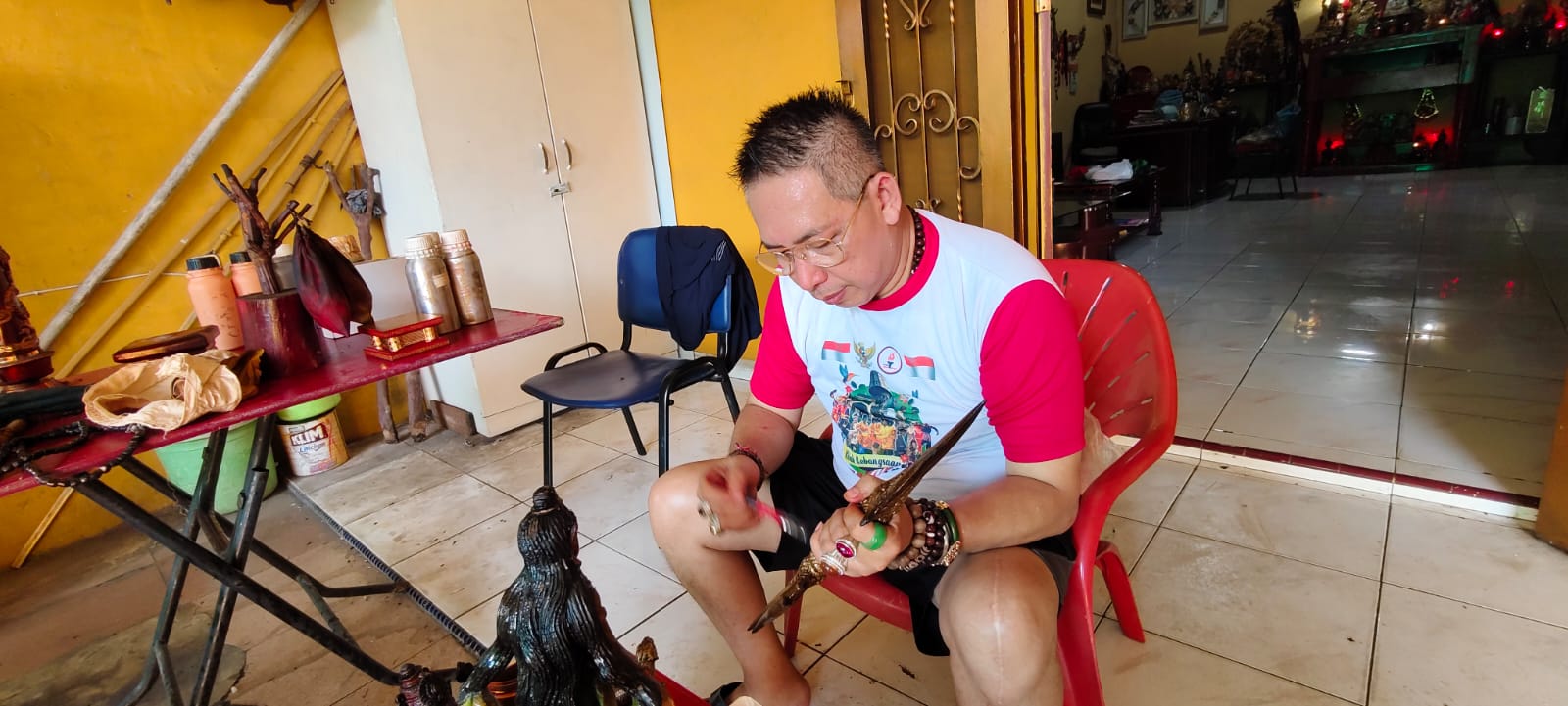 Bulan Suro, Wong Chun Sen Cuci Ratusan Keris dan Benda Pusaka