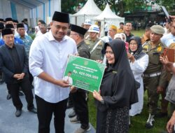 Aisyah Menangis Haru Saat Terima Hadiah Umrah Dari Wali Kota Medan
