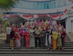 Sambut HUT RI Ke-79 Sekretaris DWP DPRD Medan Gelar Lomba Fashion Show Kebaya 80-an